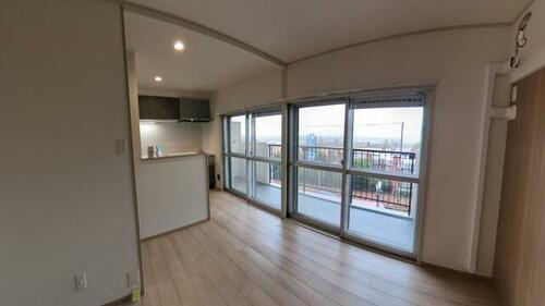 メゾン枚方リバーサイドの居間・リビング|LDK11.0帖
■物件内覧・資金計画相談・住宅ローン相談、リフォーム相談、お問合せ受付中■
※当日・翌日のご内覧、ご相談はお電話でのお問合せがスムーズです！