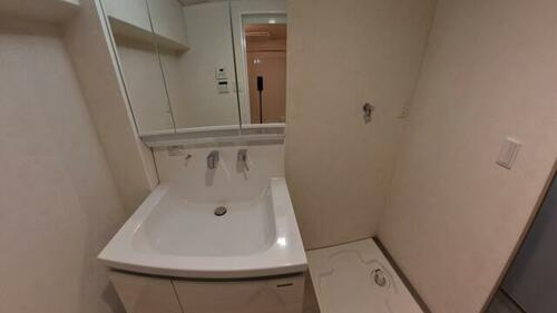 メゾン枚方リバーサイドの独立洗面台|シャワー付き洗面化粧台
■物件内覧・資金計画相談・住宅ローン相談、リフォーム相談、お問合せ受付中■
※当日・翌日のご内覧、ご相談はお電話でのお問合せがスムーズです！