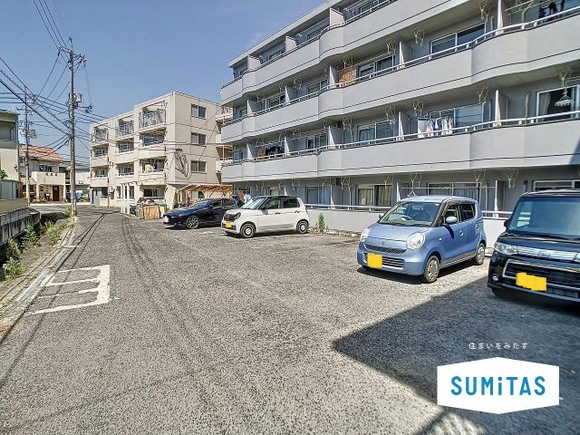 敷地内に駐車場がございます。空き状況に関しては随時確認致しますのでお問い合わせください。