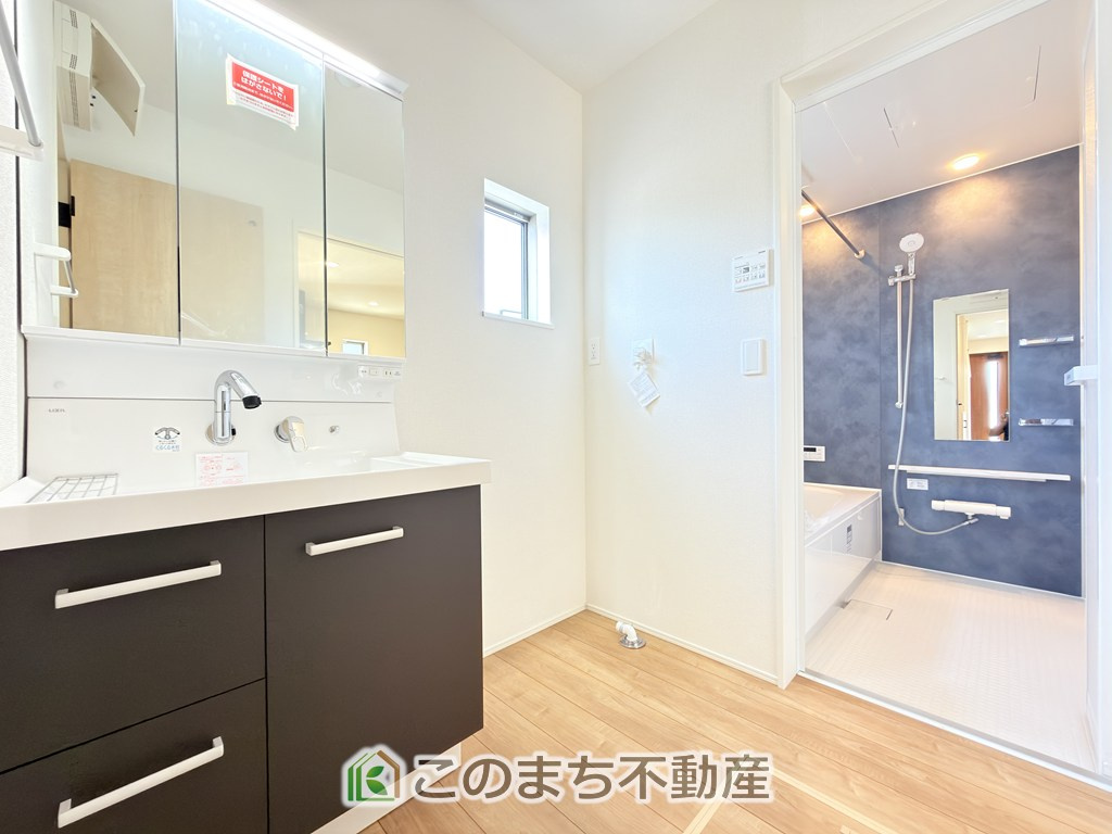 リナージュ那須塩原市豊浦南町25-1期の洗面所|シャンプードレッサーで朝の身支度♪伸びるホースでお掃除も簡単清潔です！