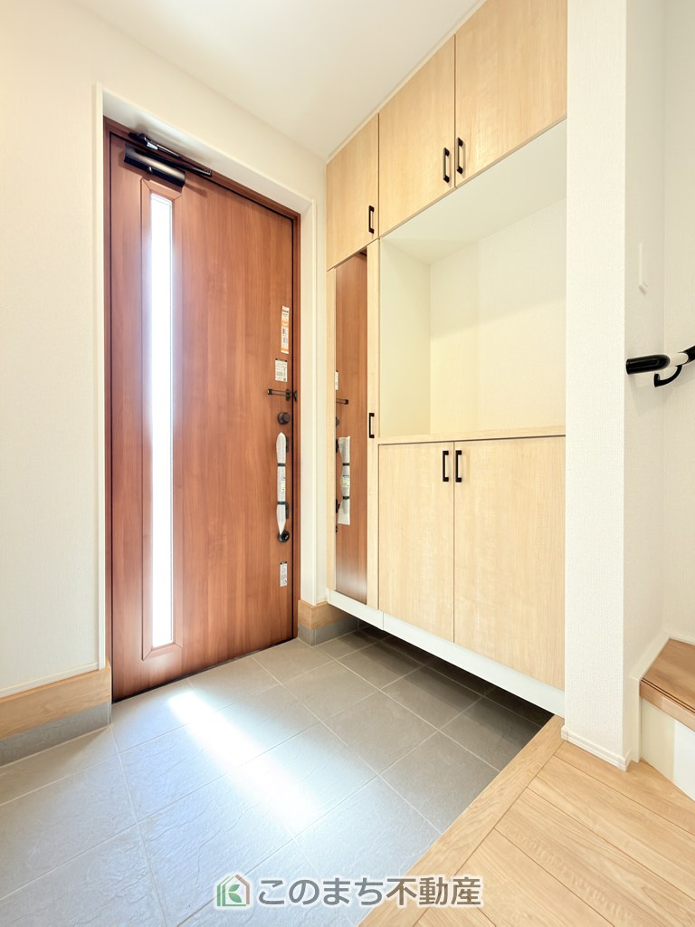 リナージュ那須塩原市豊浦南町25-1期の玄関|広々とした玄関スペース♪たくさんの靴を収納できる下駄箱もございます。