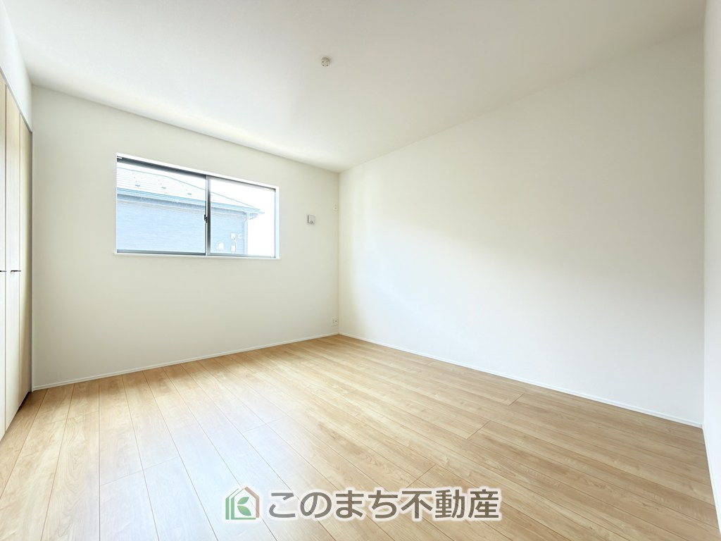 リナージュ那須塩原市豊浦南町25-1期の洋室|日当たりが良く明るい洋室です。クローゼット付きで家具の配置がしやすく居心地の良いプライベート空間を演出します。