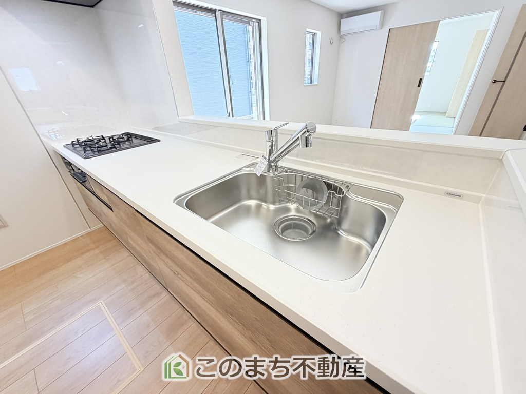 リナージュ那須塩原市豊浦南町25-1期のキッチン|ビルトイン型浄水器を内蔵したキッチン水栓。お米を研いだり、野菜を洗ったりするときなど用途に応じてワンタッチで浄水に切り替えが可能です。カートリッジ式なので、フィルターを簡単に交換する事が出来ます。
