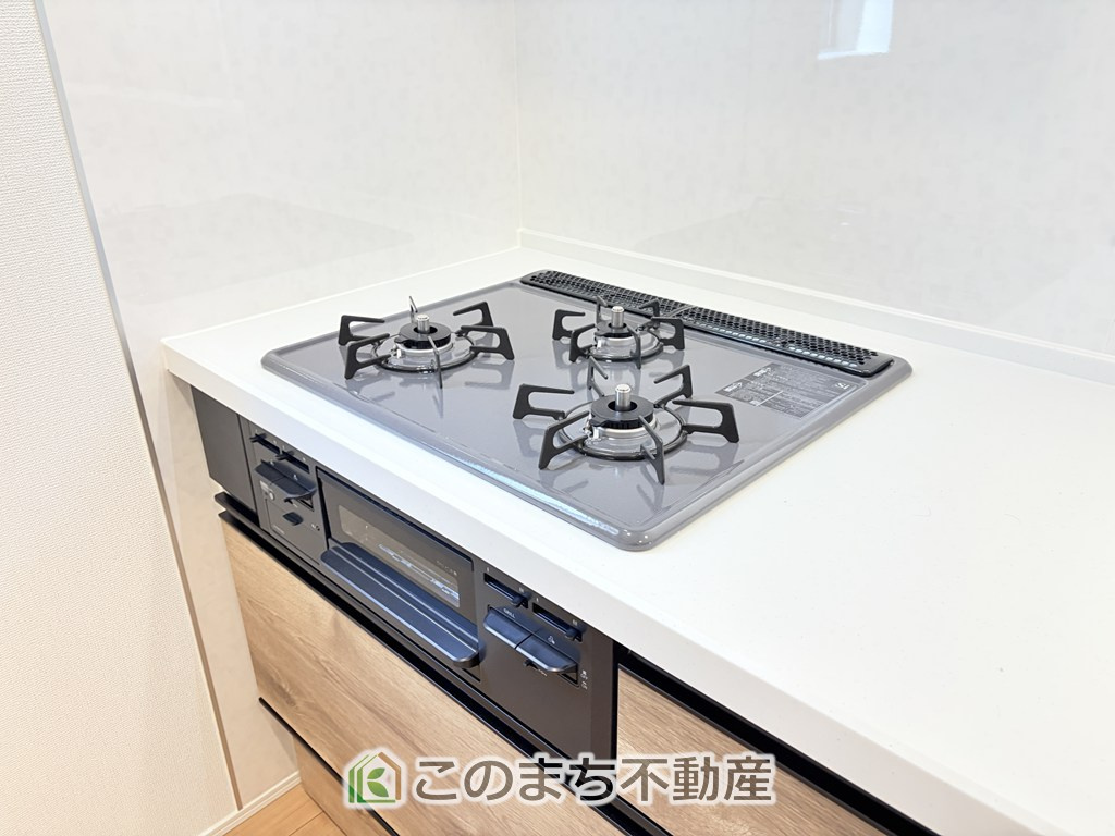リナージュ那須塩原市豊浦南町25-1期のキッチン|三ツ口コンロ採用で、同時調理もスムーズ◎！お料理を並べられるカウンター付きで、配膳・片付けをサポート！リビングで過ごすご家族とコミュニケーションを楽しみながら作業可能です♪