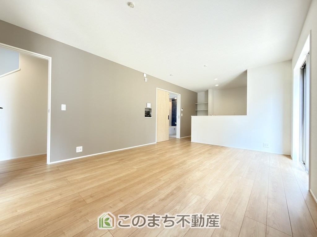 リナージュ那須塩原市豊浦南町25-1期の居間・リビング|開放感のある広々としたリビング☆家族みんなでゆったりくつろげます♪
南側から暖かな日差しが差し込みます♪キッチンからリビングの様子がよく見渡せます☆