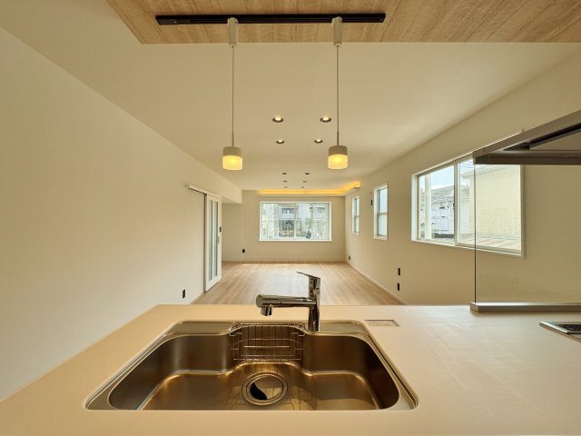 中野区江原町2丁目のキッチン|快適な機能とデザイン性が魅力のシステムキッチンを新規設置
リビングにいるご家族と会話をしながら家事が楽しめる人気のオープンキッチンです
食洗機・ビルトイン浄水器付