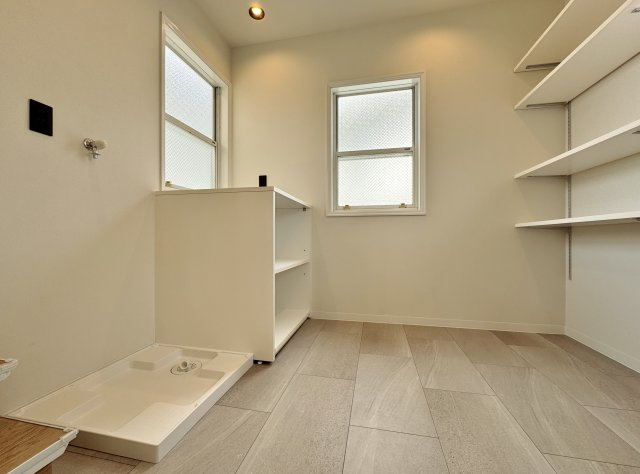 中野区江原町2丁目の玄関|開放感溢れる玄関スペース
採光・通風にも配慮された開口部を設ける事で、毎日明るい空間をキープします