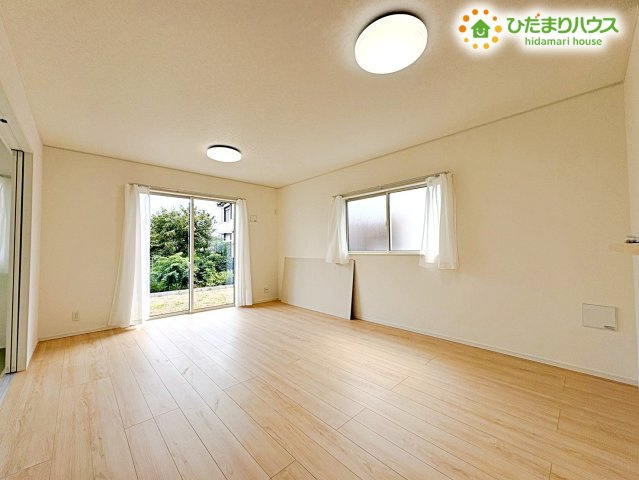 行田市向町　第2　新築一戸建て　クレイドルガーデン　01の居間・リビング|リビングとダイニング、そして隣接する和室が一体となった大空間!家族それぞれの時間を過ごしながらも、お互いの気配を感じられる設計。窓からの陽射しも心地よく、一日中リラックスできそう♪