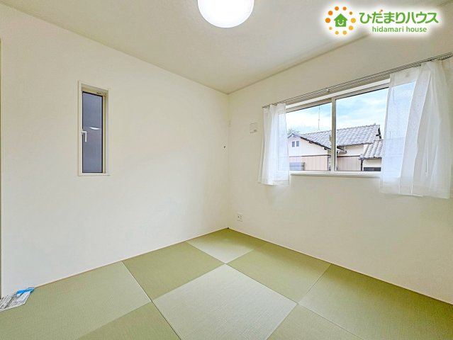 行田市向町　第2　新築一戸建て　クレイドルガーデン　01の和室|キッチンから目が届く洋風和室は、お子様のお昼寝やプレイスペースに最適!リビングと一続きで、急な来客時の客間としても活躍します。柔らかい畳の上で、ゴロゴロくつろぐ時間は至福
なひとときですね♪