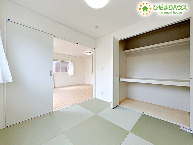 行田市向町　第2　新築一戸建て　クレイドルガーデン　01の内装|リビングに隣接する洋和室の扉を開け放てば、さらに開放感のある大空間に!お友達を招いてのホームパーティーや、家族みんなでヨガをしたりと、ライフスタイルに合わせてフレキシブルに使えます!