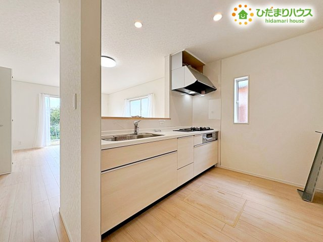行田市向町　第2　新築一戸建て　クレイドルガーデン　01のキッチン|お料理中も家族の様子が見渡せる、開放的なカウンターキッチン!三口コンロと広いシンクで、効率よくお料理が楽しめます。背面のスペースも広く、冷蔵庫や食器棚もゆとりを持って配置できますね♪