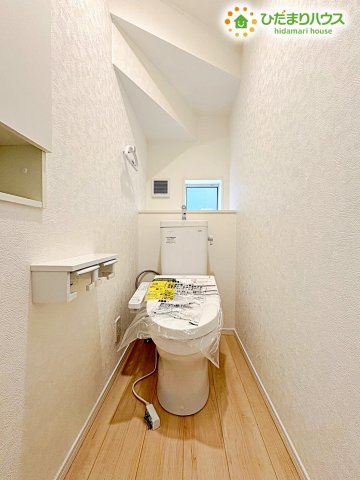 行田市向町　第2　新築一戸建て　クレイドルガーデン　01のトイレ|小窓が付いた、明るく清潔感のあるトイレ。温水洗浄便座付きで、毎日快適に使えます。壁面を利用した収納棚もあり、トイレットペーパーのストックやお掃除用品などを収納するのにとても便利ですね。