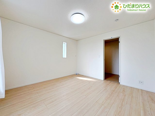 行田市向町　第2　新築一戸建て　クレイドルガーデン　01の内装|2階の洋室は、白を基調としたシンプルで清潔感のある内装。どんな家具とも合わせやすく、お子様の成長や好みに合わせて、お部屋の雰囲気を自由に変えられます。自分だけの特別な空間になりそう!