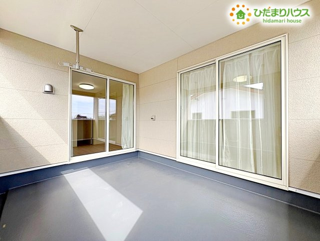 行田市向町　第2　新築一戸建て　クレイドルガーデン　01のバルコニー|南側に面した広いバルコニーは、2部屋から直接出入り可能♪洗濯物やお布団もまとめて干せて、太陽の光でふかふかに♪テーブルや椅子を置いて、天気の良い日は青空の下でコーヒータイムを楽しむのも素敵ですね!