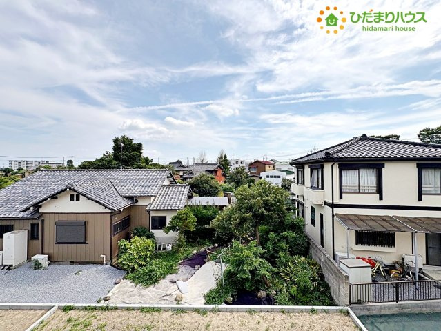 行田市向町　第2　新築一戸建て　クレイドルガーデン　01の展望|バルコニーからは、周囲の閑静な住宅街を見渡せる開放的な眺望!高い建物が少なく、青空が広く感じられて、お洗濯物を干す時も気持ちが良いですね。夜は静かで落ち着いた時間が過ごせそう。