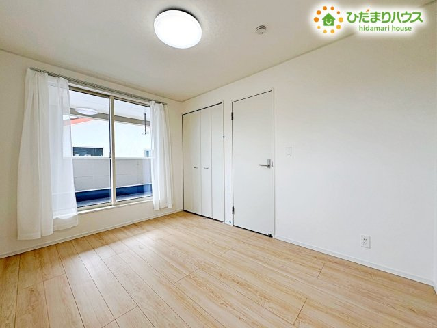 行田市向町　第2　新築一戸建て　クレイドルガーデン　01の洋室|バルコニーに面した大きな窓からの採光で明るく、風通しも良好なお部屋。クローゼットも完備で、お洋服や学校道具もすっきり片付きます。勉強に集中したり、趣味の時間を楽しんだりと、快適な時間を満喫できそう!