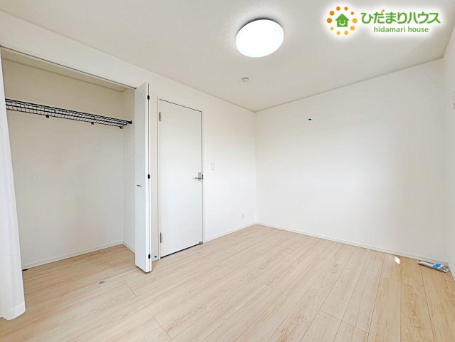 行田市向町　第2　新築一戸建て　クレイドルガーデン　01の収納|服をハンガーに掛けたまま大量に収納できる、広々としたウォークインクローゼットを完備!衣替えの手間も省け、お気に入りの洋服もすっきり整理整頓。毎朝のコーディネートも楽しくなりそうですね!