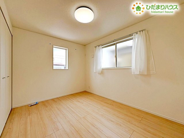 行田市向町　第2　新築一戸建て　クレイドルガーデン　01の子供部屋|2面採光で明るく、窓からの陽射しが心地よいお子様部屋。白を基調としたお部屋は、どんなインテリアとも相性が良く、お子様の好みに合わせて自由にレイアウトを楽しめます。自分だけの秘密基地みたい!