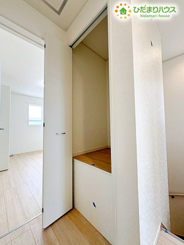 行田市向町　第2　新築一戸建て　クレイドルガーデン　01の収納|2階廊下部分にある収納スペースは、掃除機や日用品のストックなど、家族みんなが使うアイテムをまとめて収納するのに便利!サッと取り出せるので、必要な時にすぐ使えて、お家の綺麗をキープできます!