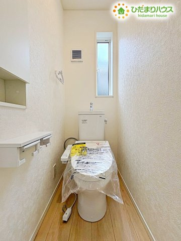 行田市向町　第2　新築一戸建て　クレイドルガーデン　01のトイレ|2階にもトイレがあるので、朝の忙しい時間帯や、夜中にトイレに起きた時も階段を上り下りせずに済んで、とっても便利！小窓付きで明るく、換気もしやすいので、いつも清潔に保てますね。