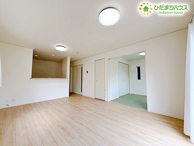 行田市向町　第2　新築一戸建て　クレイドルガーデン　01の居間・リビング|キッチンからリビング全体を見渡せる開放的な対面カウンターキッチン!隣接する和室の引き戸を開ければさらに広々とした空間に!お料理中も家族の様子が見守れて、笑顔あふれる心地よい時間を過ごせます♪