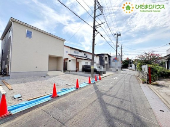 行田市向町　第2　新築一戸建て　クレイドルガーデン　01の前面道路含む現地写真|物件の前は、交通量の少ない落ち着いた道路。小さなお子様がいるご家庭も、安心して送り迎えや通学ができますね。閑静な住宅街で、夜も静かで心地よい眠りにつけそうです!