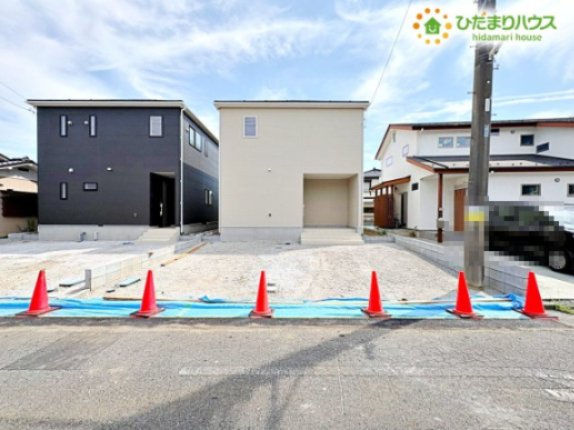 行田市向町　第2　新築一戸建て　クレイドルガーデン　01の駐車場|普通車が並列で3台駐車可能な、ゆとりあるカースペース!週末のお買い物で荷物が多い時や、お友達が遊びに来た時も、駐車スペースに困ることなくスムーズに出入りできて、とっても便利です♪