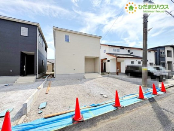 行田市向町　第2　新築一戸建て　クレイドルガーデン　01の外観|敷地前面には広々とした駐車スペースを確保!雨の日も車の出し入れがしやすく、雨に濡れにくい屋根付きの玄関ポーチへスムーズに移動できます。すっきりとしたシンプルな外観デザインも魅力的ですね♪