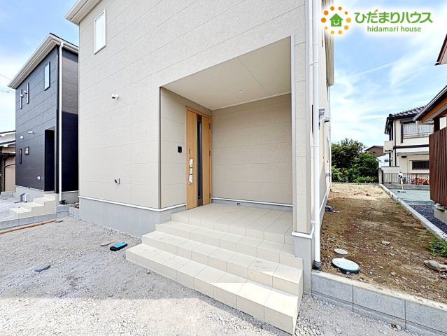行田市向町　第2　新築一戸建て　クレイドルガーデン　01の玄関|屋根付きの広い玄関ポーチは、雨の日のベビーカーの出し入れや、傘をさす際も濡れずに済んで大助かり!段差の少ない玄関は、小さなお子様やお年寄りも安心してスムーズに移動できますね。