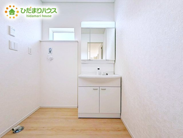 【独立洗面台】 | 神栖市波崎第5　新築戸建　1号棟 | 三面鏡は自分では見えにくいところまで見ることができるので、身だしなみを整える際などにはとても便利です(*^^*)