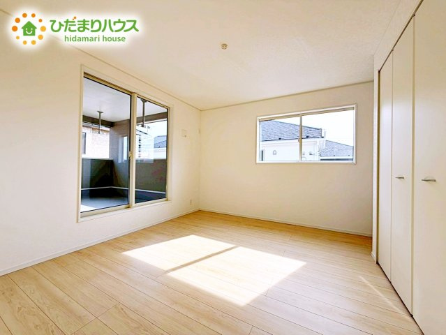 【寝室】 | 神栖市波崎第5　新築戸建　1号棟 | バルコニーに面していて、たっぷり光りの入る明るい主寝室です！