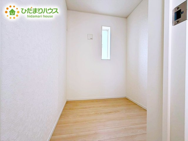 【洋室】 | 神栖市波崎第5　新築戸建　1号棟 | 明るい陽光が差し込む洋室。白を基調とした爽やかな空間。