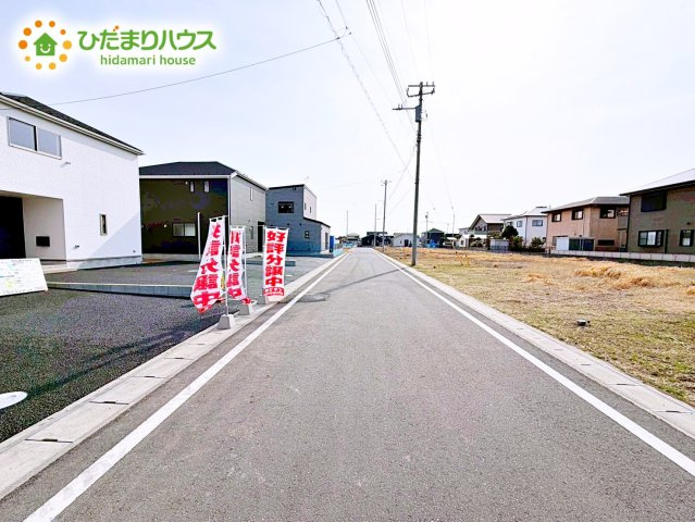 【前面道路含む現地写真】 | 神栖市波崎第5　新築戸建　1号棟 | 落ち着いた住環境が魅力的です☆