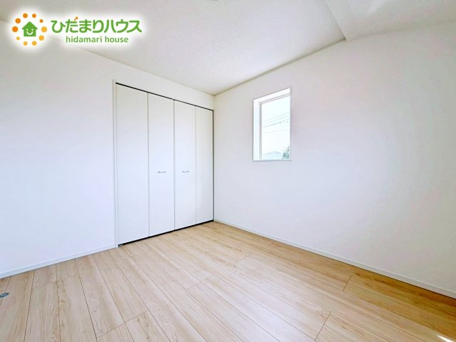 【洋室】 | 神栖市波崎第5　新築戸建　1号棟 | 白い壁の洋室は、太陽の光だけでも十分明るく感じられますね