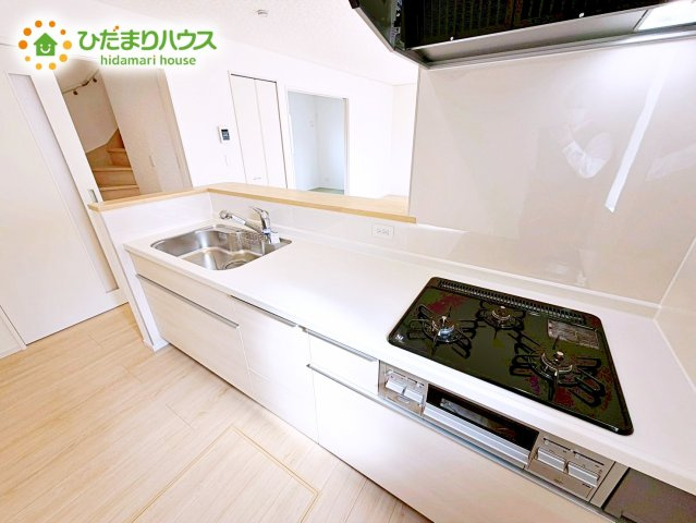 【キッチン】 | 神栖市波崎第5　新築戸建　1号棟 | 3口コンロと収納豊富なキッチンで、ママの毎日のお料理もはかどります☆