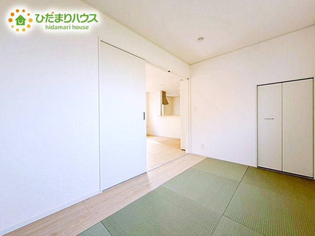 【和室】 | 神栖市波崎第5　新築戸建　1号棟 | 小さなお子さまのいる方におすすめ！リビング横の和室でお子様が遊んでる様子も確認できます(^^)/