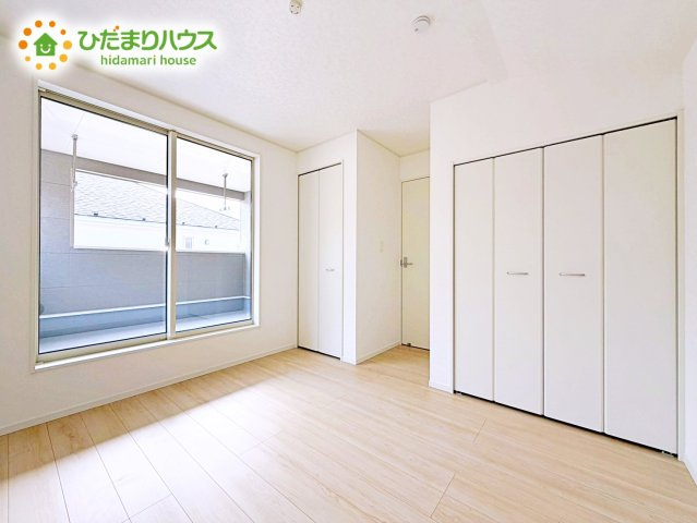 【洋室】 | 神栖市波崎第5　新築戸建　1号棟 | バルコニーに面している居室なので、自然と光が差し込みます。