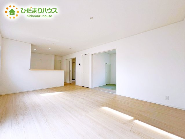 【居間・リビング】 | 神栖市波崎第5　新築戸建　1号棟 | ホワイトを基調としたLDKは、明るく上品な心地よさを演出してくれます。空間に広がりをもたらし、より一層広く感じさせてくれます。