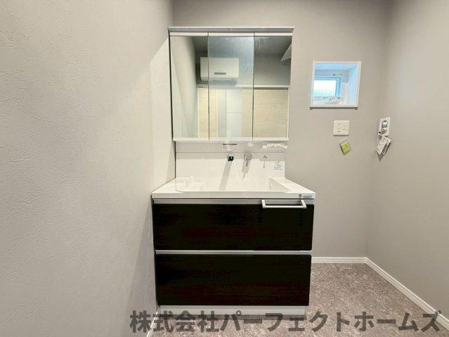 長尾西町1丁目戸建の独立洗面台|独立洗面台あり、毎朝おしゃれに忙しい女性の方におすすめです