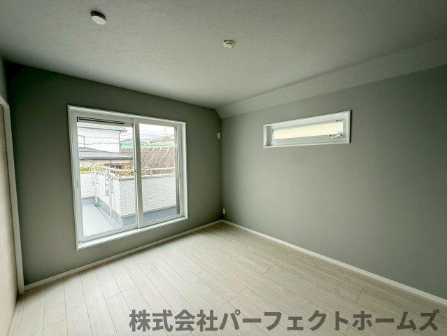 長尾西町1丁目戸建の洋室|明るい洋室です