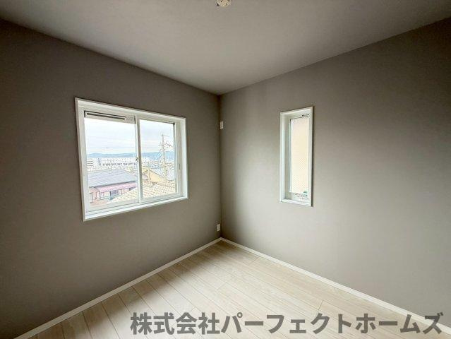 長尾西町1丁目戸建の洋室|明るい洋室です
