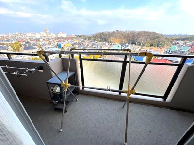 【バルコニー】 | ネクステージ西神中央D棟 | 15階建ての7階部分につき眺望良好！お仕事やお勉強、家事の合間に外の空気を吸ってホッと一息。日々の疲れもリフレッシュできそうですね。