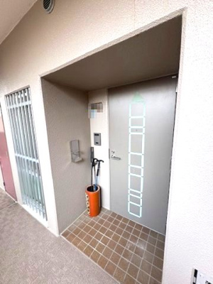 【玄関】 | ネクステージ西神中央D棟 | アルコーブ付きの玄関。共用廊下から奥まったところに玄関扉があり、扉を開けても外部からの視線をさえぎることができます！