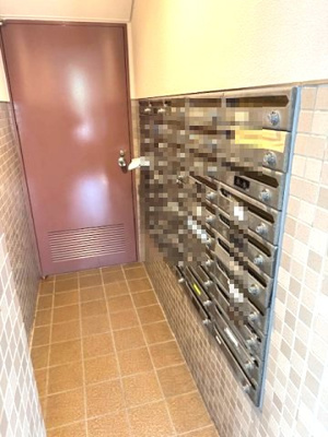 【設備】 | ネクステージ西神中央D棟 | 集合ポストを採用！郵便配達員などが建物内に出入りすることが少なくなるので、防犯効果もありますね。