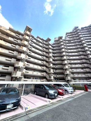 【駐車場】 | ネクステージ西神中央D棟 | 駐車場は敷地内に配され、エントランスまで近いのも嬉しいポイント！※機械式のため、車種の制限があります。