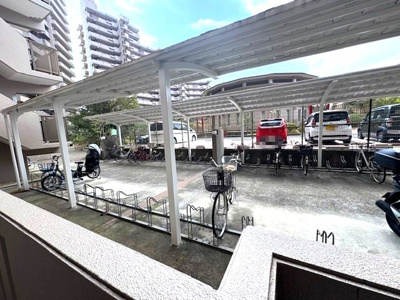 【駐輪場】 | ネクステージ西神中央D棟 | 屋根付きの駐輪場を配置。雨から愛車を守ったり、いたずら防止にも！自転車ラックがあり、出し入れしやすくきれいに整理されています。