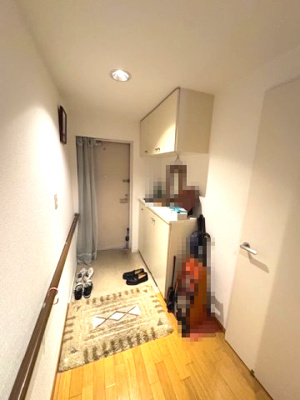 【玄関】 | ネクステージ西神中央D棟 | 散らかりがちな玄関周りがスッキリと片付くシューズボックス付き！脱いだ靴をすぐに片付けられ、綺麗な空間を保つことができますね。