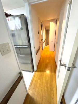 【内装】 | ネクステージ西神中央D棟 | 木のぬくもりと白を基調とした明るい廊下。遅い時間に帰宅しても明るく照らしてくれる照明付き！どの時間帯も安心です。