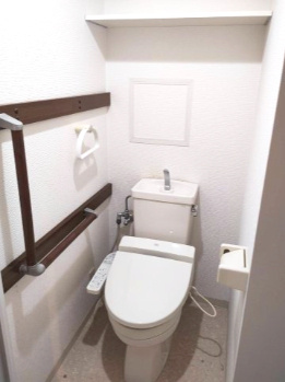 【トイレ】 | ネクステージ西神中央D棟 | カバーなしでも便座はポカポカな温水洗浄便座付トイレ。汚れてもサッと一拭きで綺麗に！お掃除簡単で衛生的ですね。