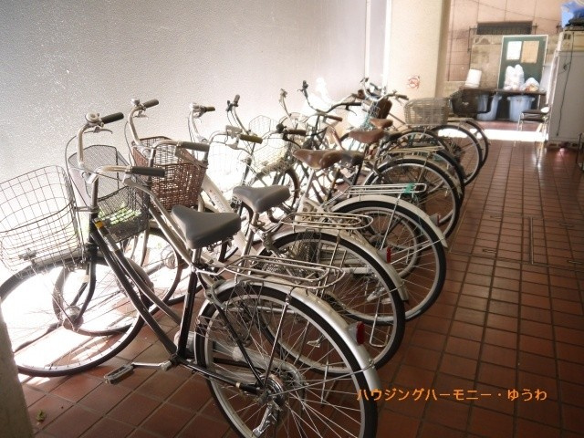 【駐輪場】 | ローヤルハイツ西池袋 | 屋根付きの駐輪場となっていますので、雨の日でも大切な自転車が濡れずに済みます。